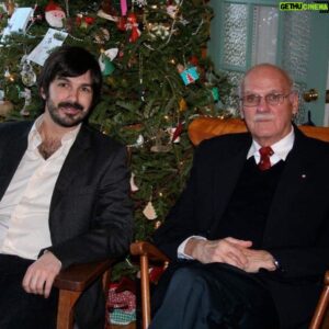 Damien Robitaille Instagram - Richard Steinberg « Bumpa » 😢1927-2024  My grandfather was my idol.  Because of him I love birdwatching, puzzle making, reading, grapefruits, scotch, sailing, old red tractors, travelling, history, dad jokes, running, swimming like a humpback whale, whisker rubs, atlases, classical piano music, crossword puzzles, wood chopping etc… Such a great man. Still hope to be like him.  Love you Bumpa.

Mon grand-père c’était mon idole.  A cause de lui j’adore observer les oiseaux, faire des casse-têtes, lire des livres  d’histoire et des Atlas, manger des pamplemousses, boire du scotch, faire de la voile, faire des tours sur des vieux tracteurs rouges, voyager le monde, faire des mauvais jeux de mots, jouer du piano classique, faire des mots croisés bucher du bois, nager comme une baleine à bosse, faire du jogging etc… Quel grand homme.  J’aspire encore être comme lui.  Je t’aime Bumpa.
