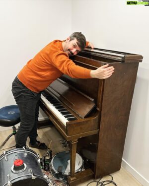 Damien Robitaille Instagram - REUNITED ! RÉUNIS !

4 months ago when I moved,  I had to leave my favorite piano behind.  An old 1930s Heintzman. It’s the piano on which I made most of my videos during the pandemic.  Along with my dog Suki,  she was my best friend.  Today we were finally reunited ! I missed her so much.  Can’t wait for us to make new music together.

Il y’a 4 mois lors de mon déménagement de Longueuil à Beloeil, j’ai dû laisser derrière mon piano préféré.  C’est sur ce vieux Heintzman que j’ai créé la grande majorité de mes vidéos pendent la pandémie.  À l’exception de ma chienne Suki, c’était mon meilleur ami.  Finalement aujourd’hui nous avons été réunis !  Il me manquait tellement.  Là j’ai hâte de voir quelle musique nous allons créer ensemble 😄