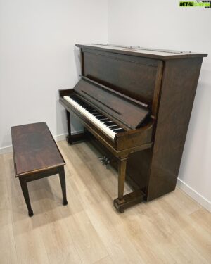 Damien Robitaille Instagram - REUNITED ! RÉUNIS !

4 months ago when I moved,  I had to leave my favorite piano behind.  An old 1930s Heintzman. It’s the piano on which I made most of my videos during the pandemic.  Along with my dog Suki,  she was my best friend.  Today we were finally reunited ! I missed her so much.  Can’t wait for us to make new music together.

Il y’a 4 mois lors de mon déménagement de Longueuil à Beloeil, j’ai dû laisser derrière mon piano préféré.  C’est sur ce vieux Heintzman que j’ai créé la grande majorité de mes vidéos pendent la pandémie.  À l’exception de ma chienne Suki, c’était mon meilleur ami.  Finalement aujourd’hui nous avons été réunis !  Il me manquait tellement.  Là j’ai hâte de voir quelle musique nous allons créer ensemble 😄