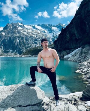 Dan Benson Instagram - Switzerland I’m inside you. 🇨🇭🏔️