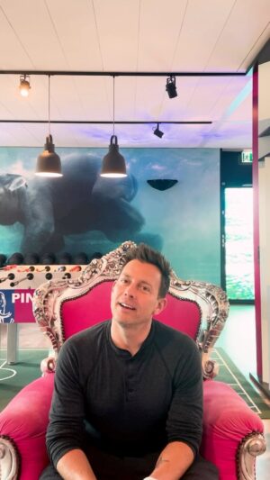 Dan Karaty Instagram - Vandaag precies een jaar geleden werd Dan een Pinker. Zó heeft hij afgelopen jaar bij Pink ervaren! Wil jij meer informatie over wat het betekent om een Pinker te zijn? Check www.pink.nl!