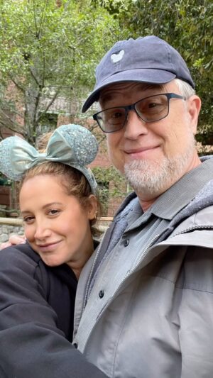 Dan Povenmire Instagram - You run into the strangest people at #Disneyland. @ashleytisdale  #candace #phineasandferb #doofenshmirtz #disney
