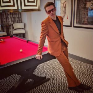 Dan Stevens Instagram - Vegas, baby! 🎰
@cinemacon
...

🛍️ @ecduzit 
🎨 @sonialeeartistry 
💇‍♀️ @serasloane