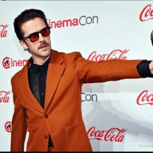 Dan Stevens Instagram - Thank you @cinemacon for a great night! 
May we all Be Excellent To Each Other... 🤟

...

🛍️ @ecduzit / @dzojchen @jimmychoo  @akila.la 
🎨 @sonialeeartistry 
💇‍♀️ @serasloane