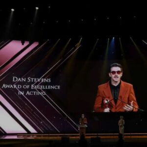 Dan Stevens Instagram - Thank you @cinemacon for a great night! 
May we all Be Excellent To Each Other... 🤟

...

🛍️ @ecduzit / @dzojchen @jimmychoo  @akila.la 
🎨 @sonialeeartistry 
💇‍♀️ @serasloane