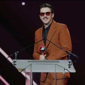 Dan Stevens Instagram - Thank you @cinemacon for a great night! 
May we all Be Excellent To Each Other... 🤟

...

🛍️ @ecduzit / @dzojchen @jimmychoo  @akila.la 
🎨 @sonialeeartistry 
💇‍♀️ @serasloane