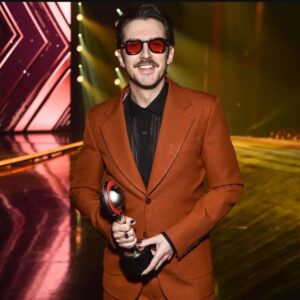 Dan Stevens Instagram - Thank you @cinemacon for a great night! 
May we all Be Excellent To Each Other... 🤟

...

🛍️ @ecduzit / @dzojchen @jimmychoo  @akila.la 
🎨 @sonialeeartistry 
💇‍♀️ @serasloane