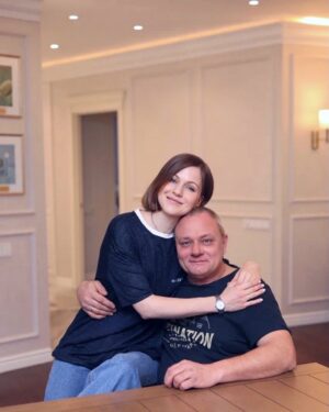 Dana Abyzova Instagram - ПАПА

Это мой папа. 
Он приехал ко мне в гости из Латвии.
Мы не виделись очень , очень много лет. 
Было много боли и обид. 
Самая больная тема , огромный тяжёлый ком, который с годами становился всё запутанней. 
И вот однажды, благодаря @harchenkoswetlana я вдруг поняла, что этот ком можно просто отправить в топку и начать воспринимать эту жизнь иначе: концентрироваться не на плохом , 
а на хорошем. 
Благодарить. 
Прощать. 
Просить прощения. 
И принимать другого как есть.
 Это оказалось афигеть как круто.
И теперь у меня снова есть ПАПА 🤍