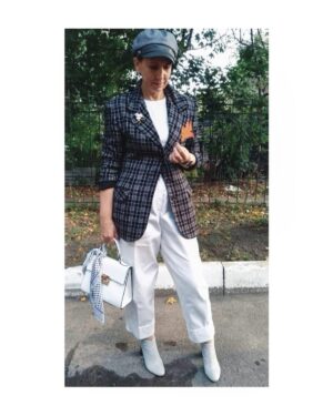 Dana Abyzova Instagram - 15.05.1968-13.04.2021 🖤 Моя мамочка . Моя любимая, хорошая, мудрая и самая красивая . Мы проиграли эту борьбу . Спасибо вам , друзья, что помогли нам и поддержали в последний , отчаянный момент . Всё закончилось так же стремительно , как началось год назад .