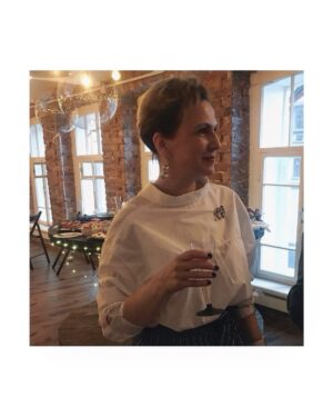 Dana Abyzova Instagram - 15.05.1968-13.04.2021 🖤 Моя мамочка . Моя любимая, хорошая, мудрая и самая красивая . Мы проиграли эту борьбу . Спасибо вам , друзья, что помогли нам и поддержали в последний , отчаянный момент . Всё закончилось так же стремительно , как началось год назад .