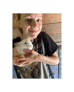 Dana Abyzova Instagram - Я не забуду те несколько дней, как доила коров , косила сено , мыла коней, красила конюшню,пасла овец,собирала грибы и закатывала в банки ... Наши практики со Светланой @harchenkoswetlana ♥️ как природа может наполнить энергией , как один Человек может наполнить светом всю Вселенную♥️ как на затянутом тучами небе я увидела белое окошечко ♥️ и как озарилось абсолютно всё ♥️ я возвращаюсь туда мысленно , когда нужно и,кажется,этот источник неиссякаем ♥️ спасибо ♥️