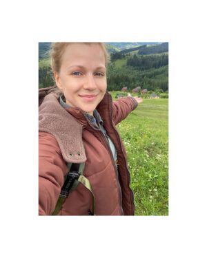 Dana Abyzova Instagram - Я не забуду те несколько дней, как доила коров , косила сено , мыла коней, красила конюшню,пасла овец,собирала грибы и закатывала в банки ... Наши практики со Светланой @harchenkoswetlana ♥️ как природа может наполнить энергией , как один Человек может наполнить светом всю Вселенную♥️ как на затянутом тучами небе я увидела белое окошечко ♥️ и как озарилось абсолютно всё ♥️ я возвращаюсь туда мысленно , когда нужно и,кажется,этот источник неиссякаем ♥️ спасибо ♥️