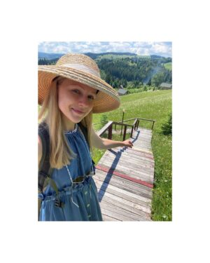 Dana Abyzova Instagram - Я не забуду те несколько дней, как доила коров , косила сено , мыла коней, красила конюшню,пасла овец,собирала грибы и закатывала в банки ... Наши практики со Светланой @harchenkoswetlana ♥️ как природа может наполнить энергией , как один Человек может наполнить светом всю Вселенную♥️ как на затянутом тучами небе я увидела белое окошечко ♥️ и как озарилось абсолютно всё ♥️ я возвращаюсь туда мысленно , когда нужно и,кажется,этот источник неиссякаем ♥️ спасибо ♥️