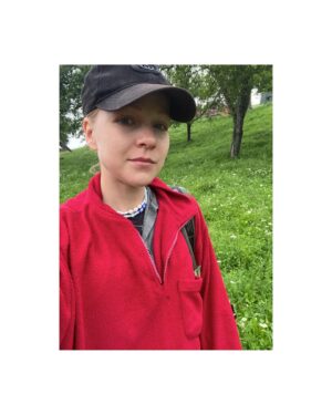 Dana Abyzova Instagram - Я не забуду те несколько дней, как доила коров , косила сено , мыла коней, красила конюшню,пасла овец,собирала грибы и закатывала в банки ... Наши практики со Светланой @harchenkoswetlana ♥️ как природа может наполнить энергией , как один Человек может наполнить светом всю Вселенную♥️ как на затянутом тучами небе я увидела белое окошечко ♥️ и как озарилось абсолютно всё ♥️ я возвращаюсь туда мысленно , когда нужно и,кажется,этот источник неиссякаем ♥️ спасибо ♥️