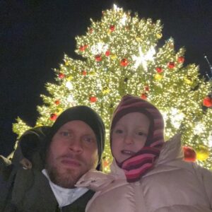 Dana Batulková Instagram - Jeli jsme se podivat na svetylka -ja Kuba,Mia,muj Slunecny manzel Ondra  a jeho Verca.Setkani pod nejvetsim  vanocnim stromem.