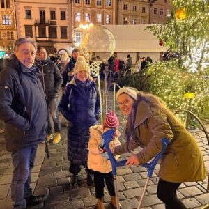 Dana Batulková Instagram - Jeli jsme se podivat na svetylka -ja Kuba,Mia,muj Slunecny manzel Ondra  a jeho Verca.Setkani pod nejvetsim  vanocnim stromem.