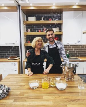Dana Batulková Instagram - Tesco slaví 25 let a my s ním! Společně s @jenda_hair_and_bake pečeme narozeninově vánoční dort🥳 #tescoslavi @tesco.cz