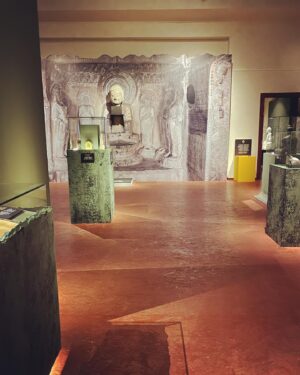 Dana Batulková Instagram - Tak jsme se s Mary vydaly  na jiny druh kultury nez divadelni- vystava Budha ve Valdstejnske jizdarne.Mysl povznasejici orientalni zazitek jsem zakoncila v muzeu slivovice kyselici- skvelou.😜🙃