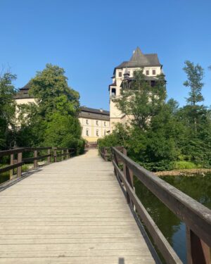 Dana Batulková Instagram - Ta cerna alpaka je moje adoptivni dcerka Esmeralda,zije na zamku Blatna.Doporucuji vylet s detmi.Je to maly raj,zahrada plna zviratek a krasny zamek a byva tam spousta zajimavych akci.