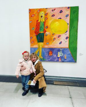 Dana Batulková Instagram - Maly vylet do Musea Kampa na vystavu Jiriho Sopka.Marinka to vymyslela a my jsme se pridali.Nekde v prostoru je tu i muj syn Kuba.Ten obraz na treti fotce se jmenuje Manzelstvi aneb dlouho po svatbe.Vystava krasna a pan Sopko velmi vtipny.