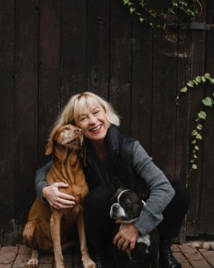 Dana Batulková Instagram - Patricie Pagacova nafotila jako kazdy rok,krasny kalendar s pejsky a pro pejsky.Muzete si ho objednat na www.psizivot.com/eshop. Letos jsem se opet ucastnila a mam tuhle krasnou fotku s moji smeckou😀Dekuju Pato!Jsi uzasna,obdivuhodna zena a vsichni pejskove dekuji!!!😀😘