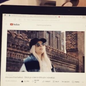 Dana Batulková Instagram - Dalsi narozeniny a moje nejdrazsi holky-maminka a dcera😀A nejkrasnejsi darek a neuveritelny prekvapeni.Marinka vydala novou pisnicku a klip Stesti je v lidech.Ta mi dala,dojata jsem byla 🤭🥹