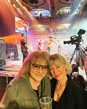 Dana Batulková Instagram - S Ivuskou Huttnerovou v kotli Lucerny.Koncert pro Ukrajinu.