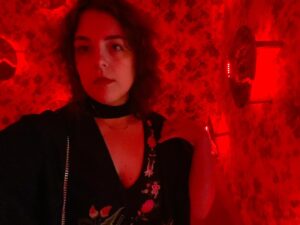 Danae Reynaud Instagram - Drop Venecia.
De cómo 2024 es el año que me recompensa con el lujo del amor, la compañía y la diversión, el noble acto de fracasar en todo lo demás.
No ya neta… sin victimizarme: El año pasado fue el peor de mi vida, y tenía mucho trabajo. Este año estoy casi que pidiendo limosna, y sin embargo, la vida me anda premiando con cosas chidas (trabajo no) , como el tiempo con mi familia, la incondicionalidad de mis amigos, aventuras improvisadas y … el éxito. No de la forma que acostumbro; de otra forma más humilde. Más como un “Nadie me contrata pero la gente que me quiere están seguros de que no es el fin”, “No entiendo por qué pero todos juran que volveré al ruedo”, “Estoy llorando pero no puedo quedarme ahí porque siempre llega alguien con quien me cago de risa”, “No soy ninguna Estrella pero hace varios meses que no muere ningún pilar de mi vida y me siento bien”, “No sé qué sigue pero hey? Un viajecito?” QUÉ??? WOW! Qué es esto??? Obvio hablo desde un privilegio magnánimo pero en serio qué vasito más pinche este en el que me hundo.
Sin vergüenza, amo mi búsqueda de más. Me enorgullece saber que soy mediocre (para poder aspirar a mejorar) … Sin embargo la lección de estos meses es otra. No es “exígete más”, es … “RECIBE”. Y qué lindo ha sido (y qué difícil)
Me siento agradecida de ser exigente y de saber verle lo catastrófico a las cosas más estúpidas del mundo. Pero también de saber que no es real. No hay de qué quejarse. Nado en abundancia (la neta). Así que recibo y agradezco… y mando besos a todos los que la están pasando mal por algo que saben que se va a arreglar. Brindo buzón abierto para las quejas (soy la primera). Pero mientras tanto… chsm, disfruten todo: está bien chido estar aquí nomas porque sí.
