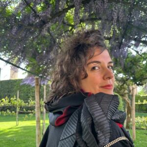 Danae Reynaud Instagram - Drop Venecia.
De cómo 2024 es el año que me recompensa con el lujo del amor, la compañía y la diversión, el noble acto de fracasar en todo lo demás.
No ya neta… sin victimizarme: El año pasado fue el peor de mi vida, y tenía mucho trabajo. Este año estoy casi que pidiendo limosna, y sin embargo, la vida me anda premiando con cosas chidas (trabajo no) , como el tiempo con mi familia, la incondicionalidad de mis amigos, aventuras improvisadas y … el éxito. No de la forma que acostumbro; de otra forma más humilde. Más como un “Nadie me contrata pero la gente que me quiere están seguros de que no es el fin”, “No entiendo por qué pero todos juran que volveré al ruedo”, “Estoy llorando pero no puedo quedarme ahí porque siempre llega alguien con quien me cago de risa”, “No soy ninguna Estrella pero hace varios meses que no muere ningún pilar de mi vida y me siento bien”, “No sé qué sigue pero hey? Un viajecito?” QUÉ??? WOW! Qué es esto??? Obvio hablo desde un privilegio magnánimo pero en serio qué vasito más pinche este en el que me hundo.
Sin vergüenza, amo mi búsqueda de más. Me enorgullece saber que soy mediocre (para poder aspirar a mejorar) … Sin embargo la lección de estos meses es otra. No es “exígete más”, es … “RECIBE”. Y qué lindo ha sido (y qué difícil)
Me siento agradecida de ser exigente y de saber verle lo catastrófico a las cosas más estúpidas del mundo. Pero también de saber que no es real. No hay de qué quejarse. Nado en abundancia (la neta). Así que recibo y agradezco… y mando besos a todos los que la están pasando mal por algo que saben que se va a arreglar. Brindo buzón abierto para las quejas (soy la primera). Pero mientras tanto… chsm, disfruten todo: está bien chido estar aquí nomas porque sí.