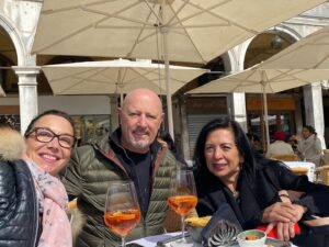 Danae Reynaud Instagram - Drop Venecia.
De cómo 2024 es el año que me recompensa con el lujo del amor, la compañía y la diversión, el noble acto de fracasar en todo lo demás.
No ya neta… sin victimizarme: El año pasado fue el peor de mi vida, y tenía mucho trabajo. Este año estoy casi que pidiendo limosna, y sin embargo, la vida me anda premiando con cosas chidas (trabajo no) , como el tiempo con mi familia, la incondicionalidad de mis amigos, aventuras improvisadas y … el éxito. No de la forma que acostumbro; de otra forma más humilde. Más como un “Nadie me contrata pero la gente que me quiere están seguros de que no es el fin”, “No entiendo por qué pero todos juran que volveré al ruedo”, “Estoy llorando pero no puedo quedarme ahí porque siempre llega alguien con quien me cago de risa”, “No soy ninguna Estrella pero hace varios meses que no muere ningún pilar de mi vida y me siento bien”, “No sé qué sigue pero hey? Un viajecito?” QUÉ??? WOW! Qué es esto??? Obvio hablo desde un privilegio magnánimo pero en serio qué vasito más pinche este en el que me hundo.
Sin vergüenza, amo mi búsqueda de más. Me enorgullece saber que soy mediocre (para poder aspirar a mejorar) … Sin embargo la lección de estos meses es otra. No es “exígete más”, es … “RECIBE”. Y qué lindo ha sido (y qué difícil)
Me siento agradecida de ser exigente y de saber verle lo catastrófico a las cosas más estúpidas del mundo. Pero también de saber que no es real. No hay de qué quejarse. Nado en abundancia (la neta). Así que recibo y agradezco… y mando besos a todos los que la están pasando mal por algo que saben que se va a arreglar. Brindo buzón abierto para las quejas (soy la primera). Pero mientras tanto… chsm, disfruten todo: está bien chido estar aquí nomas porque sí.