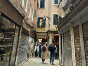 Danae Reynaud Instagram - Drop Venecia.
De cómo 2024 es el año que me recompensa con el lujo del amor, la compañía y la diversión, el noble acto de fracasar en todo lo demás.
No ya neta… sin victimizarme: El año pasado fue el peor de mi vida, y tenía mucho trabajo. Este año estoy casi que pidiendo limosna, y sin embargo, la vida me anda premiando con cosas chidas (trabajo no) , como el tiempo con mi familia, la incondicionalidad de mis amigos, aventuras improvisadas y … el éxito. No de la forma que acostumbro; de otra forma más humilde. Más como un “Nadie me contrata pero la gente que me quiere están seguros de que no es el fin”, “No entiendo por qué pero todos juran que volveré al ruedo”, “Estoy llorando pero no puedo quedarme ahí porque siempre llega alguien con quien me cago de risa”, “No soy ninguna Estrella pero hace varios meses que no muere ningún pilar de mi vida y me siento bien”, “No sé qué sigue pero hey? Un viajecito?” QUÉ??? WOW! Qué es esto??? Obvio hablo desde un privilegio magnánimo pero en serio qué vasito más pinche este en el que me hundo.
Sin vergüenza, amo mi búsqueda de más. Me enorgullece saber que soy mediocre (para poder aspirar a mejorar) … Sin embargo la lección de estos meses es otra. No es “exígete más”, es … “RECIBE”. Y qué lindo ha sido (y qué difícil)
Me siento agradecida de ser exigente y de saber verle lo catastrófico a las cosas más estúpidas del mundo. Pero también de saber que no es real. No hay de qué quejarse. Nado en abundancia (la neta). Así que recibo y agradezco… y mando besos a todos los que la están pasando mal por algo que saben que se va a arreglar. Brindo buzón abierto para las quejas (soy la primera). Pero mientras tanto… chsm, disfruten todo: está bien chido estar aquí nomas porque sí.