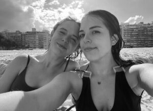 Danae Reynaud Instagram - Ya casi me toca despedirme de este país. Aún no tengo que decirle adiós a mi personaje, ni al proyecto que me trajo aquí (sino estaría toda devastada en vez de escribiendo esto) pero un país entero que fue casa y cobijo de tres meses no es poca cosa. Es, al menos, razón de un agridulce abrazo de partida.
Mi Montevideo y su cielo, el vuelo más esperado después del año más interrumpido de la historia... ¿Cómo hablar de tantos cambios? De los ciclos que se cerraron (¡y ojalá los que se abrieron!), de los círculos de piel herida que se curaron de repente, del colorsito nuevo de una tez tocada por un sol diferente, más blanco (quesque hay un hueco en la capa de ozono, dicen) ¿Cómo decir adiós a una vida de princesa en cuarto de hotel, a las idas descalza por la ruta de emergencia al cuarto de @naianaianaian , la comunicación pared a pared con @hozemelendez , las variadas idas a cenar a los mismos siete lugares, como si fuésemos citadinos veteranos y conocedores que ya probaron todos los sabores de la ciudad en la que decidieron envejecer? ¿Cómo hablar de la bocanada de aire (viento, brisa uruguasha) que me vino a limpiar de tanta mugre? ¿De los libros que no quería comprar pero que me llevo conmigo muy a mi pesar (sarcasmo)? De las canciones que me pusieron tantos de ustedes, ya bien guardadas en mi playlist. De @gustavotaretto que me ha visto llorar diez veces por lo mucho que me conmueve esto que está(mos) haciendo. De la buena onda y el crew más alivianado, y las conversaciones que no tuve, pero más por las que sí tuve. Montevideo y sus sorpresas, sus epifanías, sus encuentros imprevistos y sus repentinas reconciliaciones, sus insaboros aguacates (paltas) y confusas indicaciones gastronómicas, sus carcajadas en medio de Ciudad Vieja, sus adorables habitantes y ese cajón-maleta ExtraExtraLarge de recuerdos que me llevaré cargando para toda la vida. Gracias Uruguay, la ciudad a la que vine a trabajar, pero que traía consigo venir a hacer mucho más que eso. Nos volveremos a ver (nos seguimos viendo).