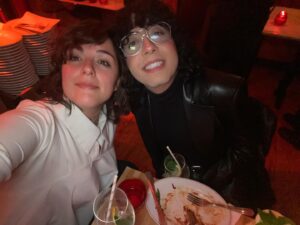 Danae Reynaud Instagram - NYC dump.
Me siento muy consentida
de encontrar familia en tantas latitudes.
Nadie me cree que estoy agobiada y desempleada por toda esta abundancia que me rodea. Gracias ma por invitarme a acompañarte , y a mi por haber creado lazos tan chidos con los mejores especímenes humanos.
1. Rosé con mamá 
2. Una bien jugosa por favor (cuadro de Hopper)
3. Cami, Itala y un Betsabee Romero en Park Avenue
4. Una hermana
5. Aliados serendipias
6. Ady que es familia más que la familia
7,8 y 9. Momentos con ellas
10. Rula desde bebecitas