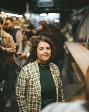 Danae Reynaud Instagram - Mis 28 fueron
un múltiplo de siete.
Un divagar por las calles de cuatro países 
con las células completamente regeneradas…
O eso dicen, que de la Dana de 21
ya no queda nada.
Regenerada y sin embargo,
no por eso más sabia,
ni más apta para esta tremendísima
incertidumbre roja.
Fue un cargar en mi bolsita de mano
la expectativa de todo.
Mis 28:
Doce meses de batallar en medio de la trinchera más llena de flores: 
el valle de lo Happy Sad, 
donde las mariposas vuelan y también se marchitan sobre el legendario polvo.
Cómo me pesó
cumplir mis sueños ,
estar enfadada por aprender
que soy buena a pesar de todo,
El yunque de dolerme por meses
y luego soltar eso que no importa,
porque la vida se acaba muy rápido
y está hecha de estas cosas:
Esa boda, esa canción, ese beso,
ese baile, esa tarde de no hacer nada
junto a tu mejor amiga, ese libro que te llenó de mocos, esa nube desde la ventana del avión, ese chiste en el especial de comedia 
que te obligaron a ver, ese trayecto en taxi
regresando del trabajo, 
ese voicenote lleno de verdad, ese café y ese cigarro después de hacer yoga, esa despedida mojada a las prisas con alguien con quien
¿Quien sabe? Podría algún día pasar algo, 
ese momento de recordar al niño que me gusta
porque por él empecé a escribir poemas (malos)
mientras escucho el intro de una caricatura
y pienso que dios lo tendrá en su Gloria
aunque no sé siquiera, si creo en Dios.
Un año de cantar con la voz ronca,
pero cantar de todas formas.
Y se vivió un chingo.
Y tengo miedo de que se vuelva todavía más.
Más intenso todo.
Más fuerte querer. Más intenso el extrañar.
Más degenerados los bailes hasta el amanecer.
Más verdadero el compromiso. 
Más contundente mi firma en los contratos. Más adulta mi no ser ya la
“Ay eres una bebé ”.
Pero estoy lista.
Lista a medias, 
como es la única forma de estar lista,
para recibir llorando y riendo
mis últimos veinte. 
📸 @naianaianaian