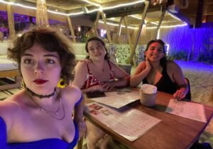 Danae Reynaud Instagram - Hoy es cumpleaños de la persona más maravillosa que he conocido en mi vida.
En las buenas , las maravillosas y en las pésimas , más de la mitad de nuestra vida nos hemos acompañado. Son 28 años de crecimiento, de aprendizaje, de belleza, de fiestas y miedos superados. Ando estupida y sin palabras pero eres lo mas enorme, la compañía mas preciosa que podría haber pedido. Yo creo que nuestras almas se eligieron y tuvimos la suerte de encontrarnos en este plano de realidad. Qué privilegio tenerte cerca. Y qué pinche hermosa estás.
Sabemos que la vida es corta, y por eso celebrar que seguimos vivos no es cualquier cosa. Pero en esta vuelta al sol, ademas has cumplido tanto y tan bello. Estoy orgullosa de ti. Gracias por dejarme experimentar un amor tan limpio y honesto. Gracias por enseñarme tanto sobre la vida. Gracias por todo lo que eres. Felicidades por estos años y que vengan muchos más