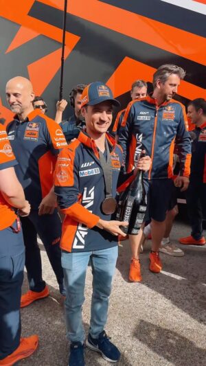 Dani Pedrosa Instagram - A different kind of podium celebration, but with the same sweeeeeeet taste 🍾🥉🤩

#SpanishGP 🇪🇸 #MotoGP #DP26 #Podium