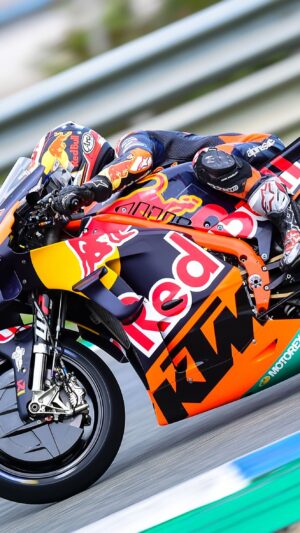 Dani Pedrosa Instagram - Hop on and ride the @ktmfactoryracing in the wet with me! Do not touch any white line and have fun!