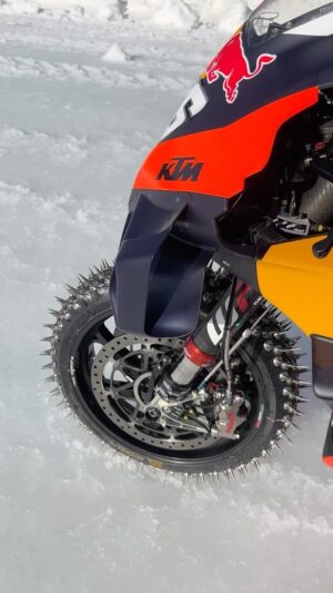 Dani Pedrosa Instagram - Who said you can‘t ride a #MotoGP bike on ice?! 😎
❄️ @fat.icerace