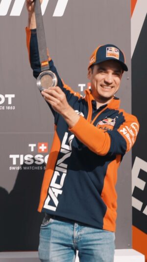 Dani Pedrosa Instagram - ❤️‍🔥 Vamos, Orange squad! 

@26_danipedrosa’s first podium since Valencia 2017 and his first with KTM! 💪

#KTM #ReadyToRace #MotoGP #DaniPedrosa #SpanishGP #Motorsport