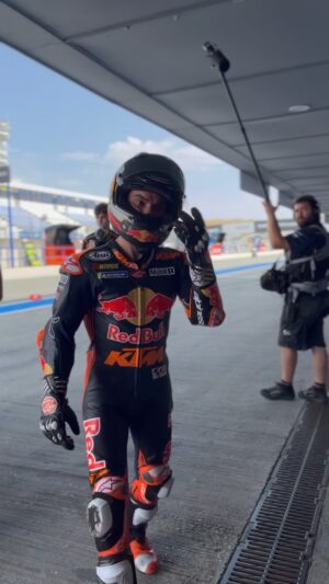 Dani Pedrosa Instagram - Everybody likes this. The Little Samurai didn’t come here just to play. ⚔️ 

@26_danipedrosa top 3️⃣ and through to Q2️⃣ on HOME TURF! 🤩💪

#KTM #ReadyToRace #SpanishGP #DaniPedrosa #MotoGP