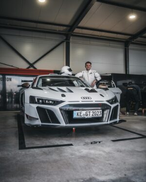 Daniel Abt Instagram - Der Rennanzug spannt ein bisschen mehr aber das Feeling ist nach wie vor unbezahlbar 😅❤️‍🔥 Mit unserem ABT XGT auf der Rennstrecke in Mallorca war ein absolutes Highlight dieser Woche @abt_sportsline #abt #xgt