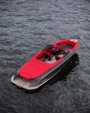 Daniel Abt Instagram - Darf ich vorstellen? 😮‍💨 Das neue ABT | Marian M800-R Boot. Ein super spannendes neues Kapitel unserer Firma. Dies gemeinsam mit einem weiteren Familienunternehmen anzugehen rundet das Projekt für uns ab. Mit dem ABT Mode können bis zu 450kW abgerufen und eine Höchstgeschwindigkeit von 85km/h erreicht werden und auch sonst findet ihr in vielen Details unsere Handschrift wieder. Limitiert auf 20 Stück und der Start einer spannenden Reise 🚀  @abt_sportsline @marian.boats