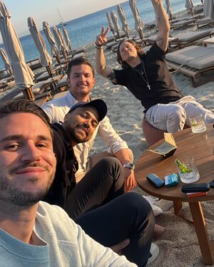 Daniel Abt Instagram - Cheers to all the people making my 2023 amazing. Love you 🤍 Wollte zuerst auch einen Zusammenschnitt der schönsten Momente machen. Aber es zählt eigentlich nicht was man erlebt sondern nur mit wem. Wünsche euch einen guten Start ins neue Jahr ✨ 2024 let‘s go 🚀