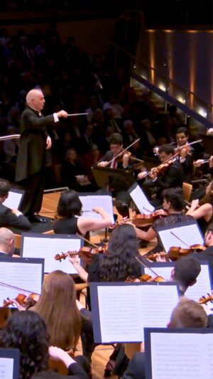 Daniel Barenboim Instagram - Bruckner by the West-Eastern @divanorchestra & Maestro @DBarenboim to end a PBS @NewsHour Special Report.

The report was broadcast yesterday evening in the United States, and it concluded with an excerpt of Bruckner’s 9th symphony from our 20th-anniversary concert at the Berlin Philharmonie in October 2019. The segment also made reference to the origins of the project founded in 1999 by Edward W. Said and Maestro Barenboim, as a need to seek an alternative response to the conflict.

📲 You can find the link to the report on our Facebook page, as well as on the PBS NewsHour website or on its YouTube channel.