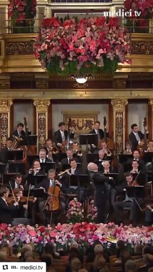 Daniel Barenboim Instagram - An uplifting way to start the week! Here’s Maestro Barenboim leading the @viennaphilharmonic in Strauss’s “Ohne Sorgen” from the 2014 New Year’s Concert. Stream the full performance on @medici.tv.