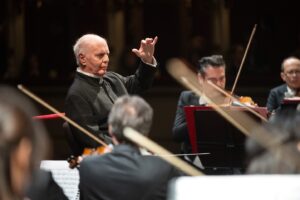Daniel Barenboim Instagram - A very warm reception for Daniel Barenboim at the @filarmonicadellascala earlier this week, where he led the orchestra in an all-Beethoven program.
📸 © Scala Philharmonic | Giorgio Gori
___
#maestro #conductor #philharmonic #classicalmusic