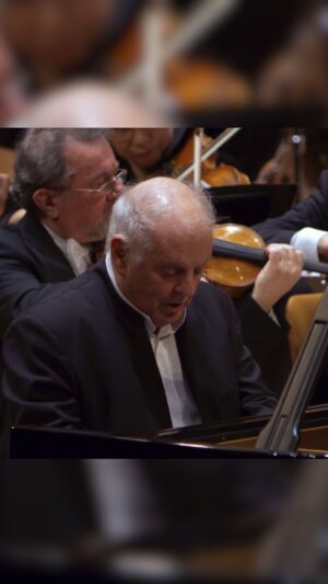 Daniel Barenboim Instagram - 🎹🎶 This week we are celebrating a 60 year musical partnership with honorary member and conductor Daniel Barenboim. On 12 June 1964 he made his debut with the orchestra performing Béla Bartók’s Piano Concerto No. 1. In 2018 he performed it once again with the Berliner Philharmoniker, this time under the baton of Sir Simon Rattle.
#BerlinPhil #DigitalConcertHall #MusiciansofInstagram #DanielBarenboim #Debut #Bartók #PianoConcerto #ClassicalMusic