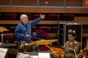Daniel Barenboim Instagram - In rehearsal with the @DivanOrchestra: Daniel Barenboim joins WEDO from August 12-27 for a European tour, beginning tomorrow at the Kölner Philharmonie.

• Aug 12: @koelnerphilharmonie(Cologne, Germany)
• Aug 15: @lucernefestival (Lucerne, Switzerland)
• Aug 17: @salzburgerfestspiele (Salzburg, Austria)
• Aug 19: Waldbühne Berlin (Berlin, Germany)
• Aug 26 & 27: @boulezsaal (Berlin, Germany)

📷 @manuelvacaphoto