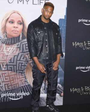 Daniel Bellomy Instagram - 🥶🥶🚨😤😡🔥#tbt My life Doc premiere #happyholidays #capricornseason #capricorn #mylife #thursday #amazonprime #amazonprimevideo