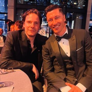 Daniel Brühl Instagram - A room packed with the greatest of all time 🐐 wow, thank you @laureussport! Unforgettable evening for me since I met THREE @fcbarcelona icons! Y que alegria entregar el Premio World Sports Man al 10 Enhorabuena Don @leomessi Visca El Barça